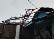 Hujan dan Angin Kencang Landa Tapaktuan, Atap Tribun Lapangan Naga Ambruk Mengena Rumah Warga