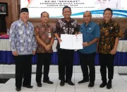 Pj. Wali Kota Tegal Serahkan Sertifikat Hasil Penilaian dan Pemeriksaan Kesehatan Koperasi