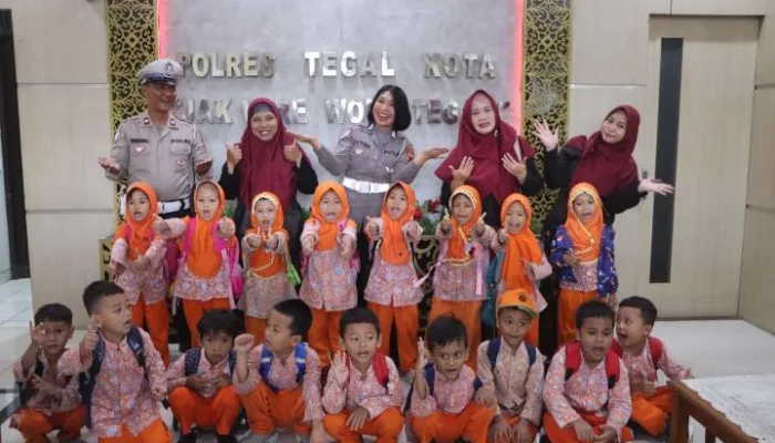 TK Aisyiyah Bustanul Athfal I Adakan Outing Class di Polres Tegal Kota