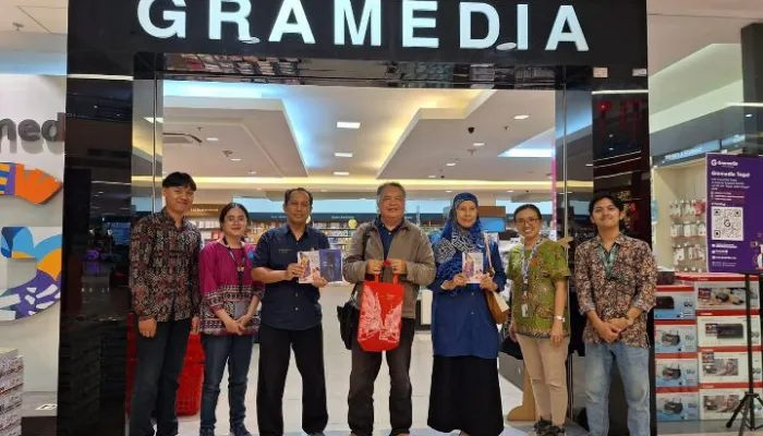 Buku Karya Kang Maman di Borong Kepala Disdikbud Kota Tegal