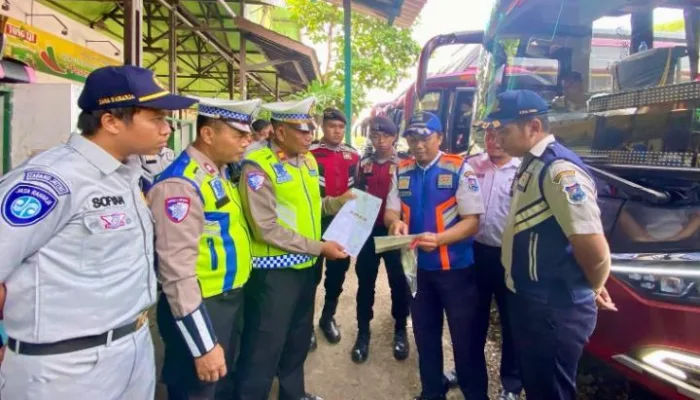 Petugas Gabungan Lakukan Ramp Check Armada Bus