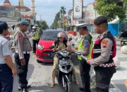 Sasar Pengguna Jalan, Sosialisasi Operasi Keselamatan Candi 2025 Dilakukan dengan Bagikan Brosur