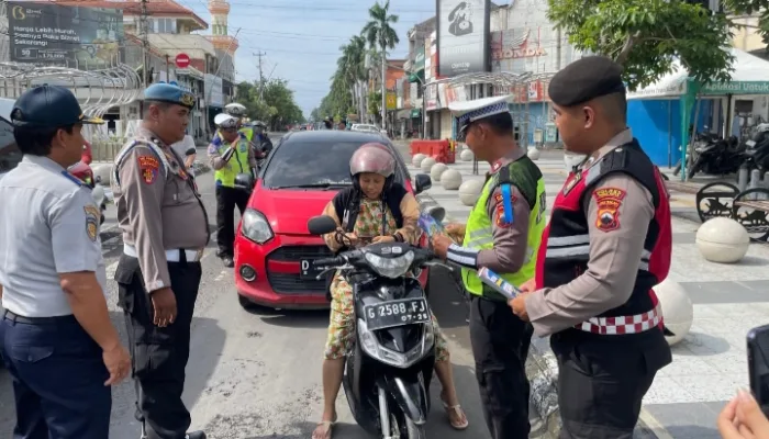 Sasar Pengguna Jalan, Sosialisasi Operasi Keselamatan Candi 2025 Dilakukan dengan Bagikan Brosur