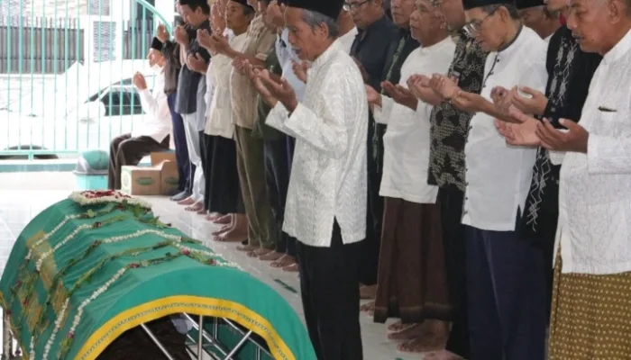 Kullu Nafsin Dzaiqotul Maut, Pj Walikota Tegal Antar Jenazah Gito Musriyono ke Pemakaman
