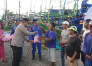 Peduli di Bulan Ramadan, Polres Tegal Bagikan Takjil kepada Nelayan