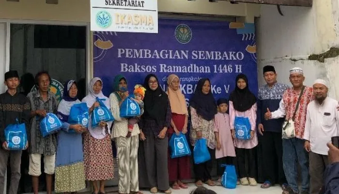 Berbagi Itu Indah, IKASMA Tegal Adakan Bhakti Sosial Salurkan Paket Sembako Gratis
