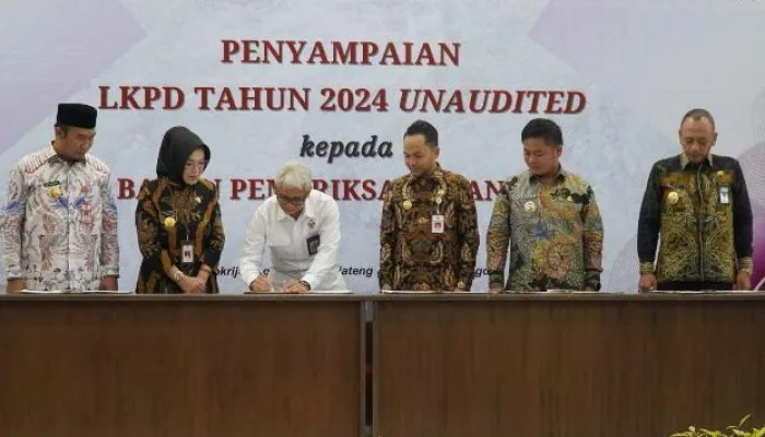Dedy Yon Supriyono Wali Kota Tegal Serahkan LKPD Tahun 2024