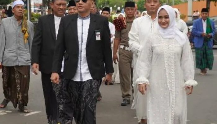Idul Fitri 1 Syawal 1446 H, Dedy Yon dan Iin Salat Ied di Masjid Agung Tegal