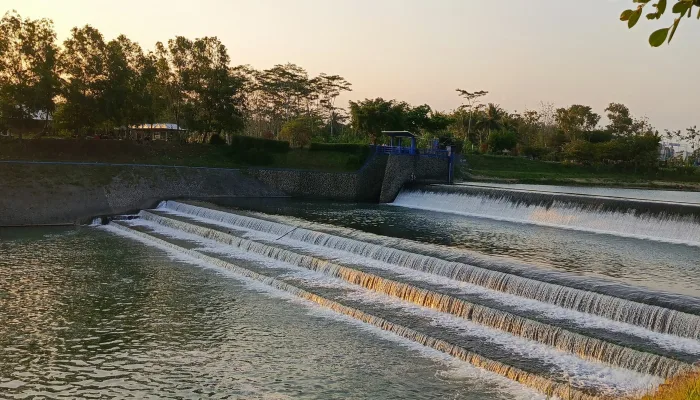 Bendungan Tajum Menjadi Destinasi Sore yang Menyegarkan di Banyumas