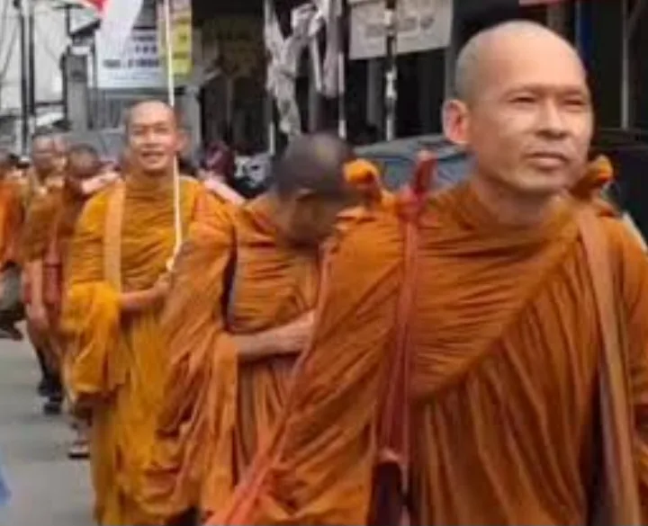 Bhikkhu_Thudong