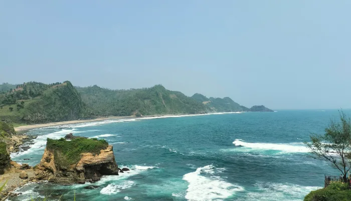 Pantai Menganti sebagai Destinasi Wisata Alam Menakjubkan di Kebumen