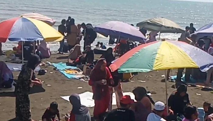 H+2 Lebaran Idul Fitri Obyek Wisata Pantai Alam Indah di Padati Wisatawan