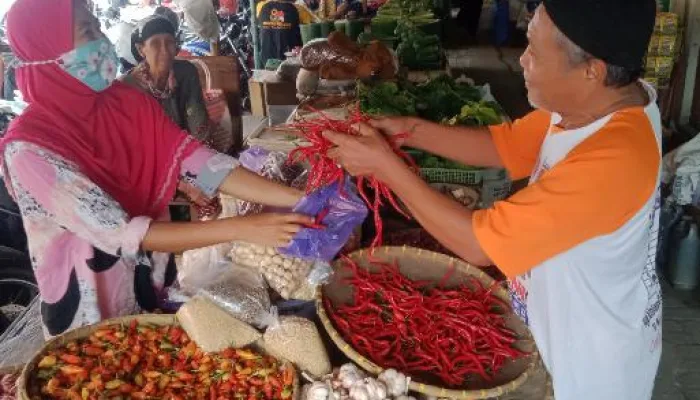 Aktivitas Masyarakat di Pasar Tradisional Kota Tegal, Berangsur Normal Pasca Lebaran