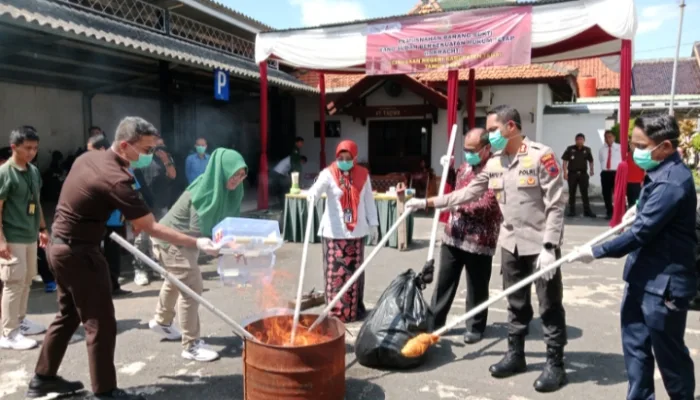 Kejari Kabupaten Tegal Lakukan Pemusnahan Barang Bukti dari 32 Perkara Tindak Pidana Umum