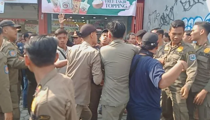 Satpol PP Bersama Dishub Tertibkan PKL di Jalan Kartini