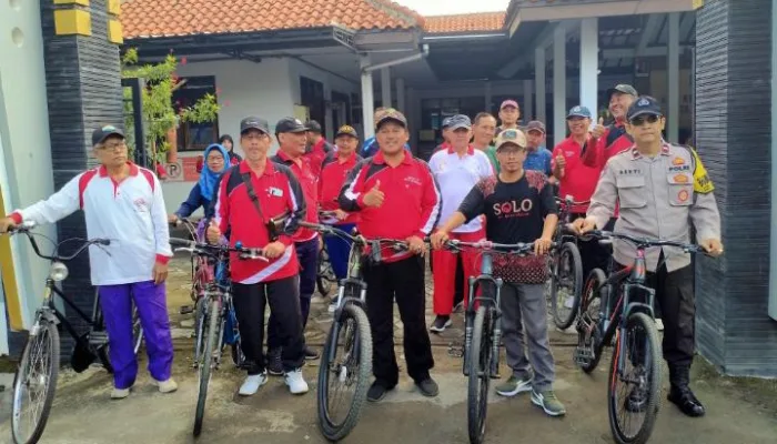 Gunakan Sepeda Onthel, Lurah Kejambon beserta Staf Lakukan Monitoring Wilayah