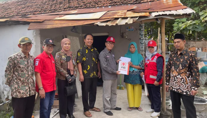 MARATON! PMI Kabupaten Tegal Salurkan Bantuan bagi Korban Rumah Ambruk di 5 Titik Lokasi