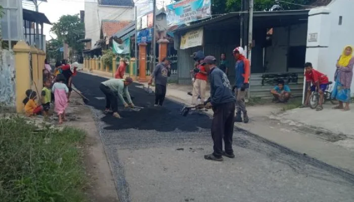 Jalan di Desa Pesarean Adiwerna Mulai Diperbaiki, Masyarakat Menyambut dengan Antusias