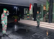 Prajurit Yonif 407/PK Laksanakan Tradisi Penciuman Tunggul dalam Rangka Apel Dansat