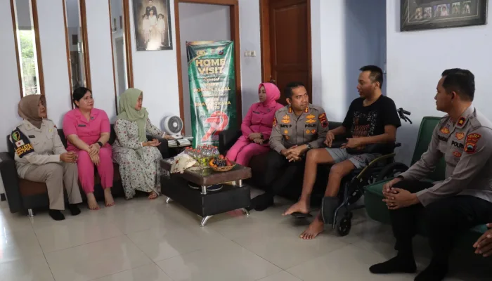 Bakti Kesehatan Polres Tegal, Kapolres Kunjungi Anggota yang Alami Sakit Menahun