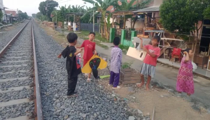 Hindari Anak Kecanduan Gadget, Dengan Main Layang-layang