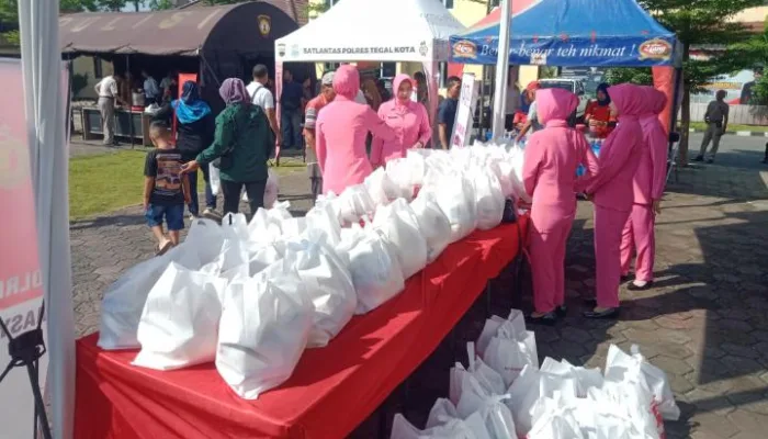 Peringati HUT Bhayangkara ke 79, Polres Tegal Kota Gelar Bazar Sembako Murah