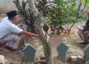 Jelang Malam Jumat, Warga Biasa Lakukan Ziarah Kubur