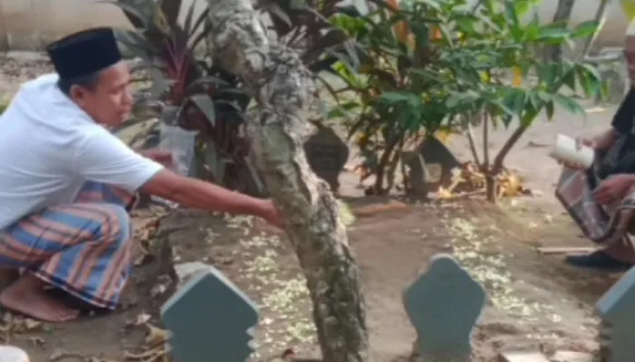 Jelang Malam Jumat, Warga Biasa Lakukan Ziarah Kubur