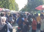 Ramai Akhir Pekan di Pasar Tumpah Jalan Wisanggeni Kota Tegal