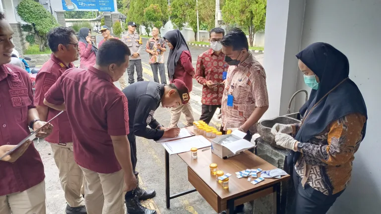Tes urine di Lapas Slawi