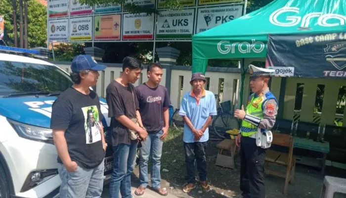 Awas Bahaya Gunakan Ponsel Sambil Nyetir, Satlantas Lakukan Sosialisasi ke Paguyuban Ojol