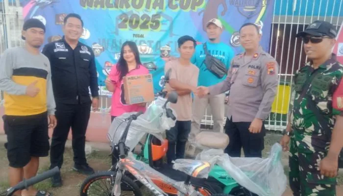 Warga Debong Tengah Nonton Turnamen Sepakbola Dapat Sepeda Listrik