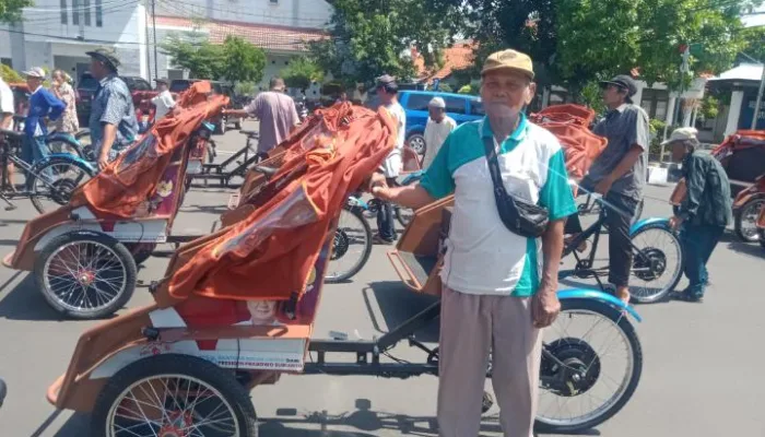 Djumadi Warga Mintaragen Dapat Bantuan Becak Listrik Dari Presiden RI