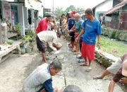 Secara Swadaya, Warga RT 23 Desa Pesarean Adiwerna Lakukan Pemadatan Jalan Kampung