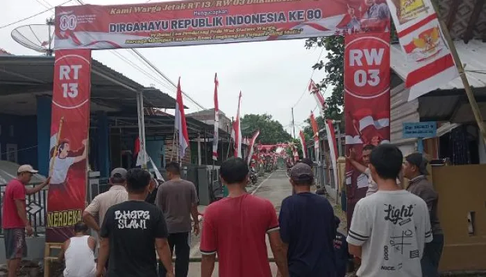 Meriahkan HUT RI Ke-80, Warga Jetak Kerjabakti Buat Gapura