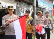 Kesbangpol Bersama Polres Gelar Aksi Bagikan Bendera Merah Putih Untuk Warga