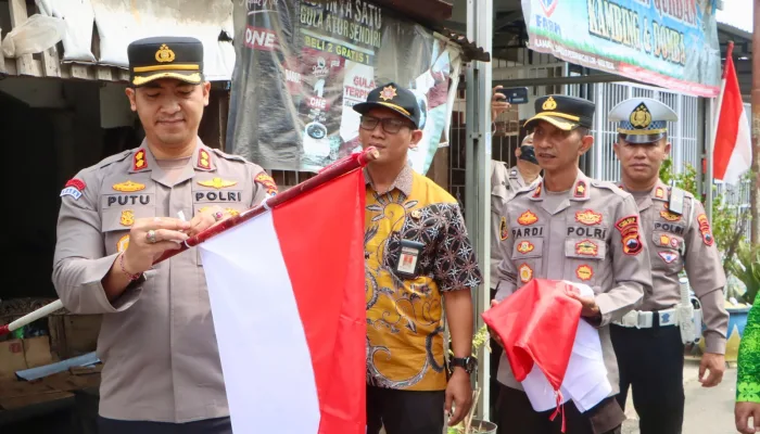 Kesbangpol Bersama Polres Gelar Aksi Bagikan Bendera Merah Putih Untuk Warga