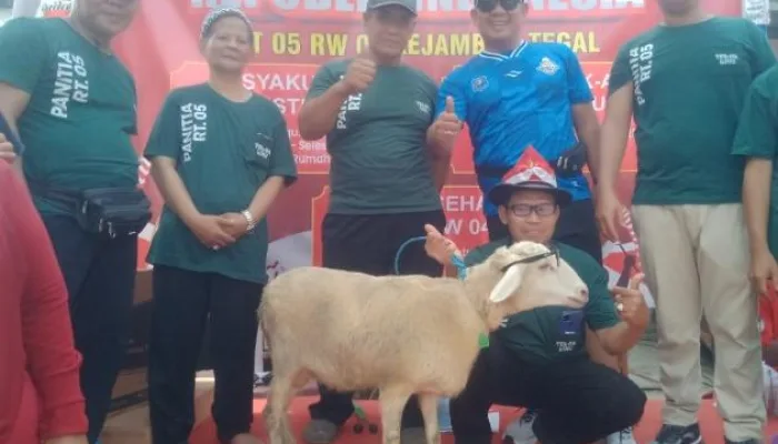Unik, Seekor Kambing Hadiah Lomba Agustusan Untuk Warga Jalan Tanjung