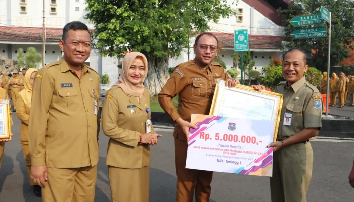 Dedy Yon Bagi-bagi Penghargaan Untuk Enam OPD Pemkot Tegal dan Serahkan SK Pensiun
