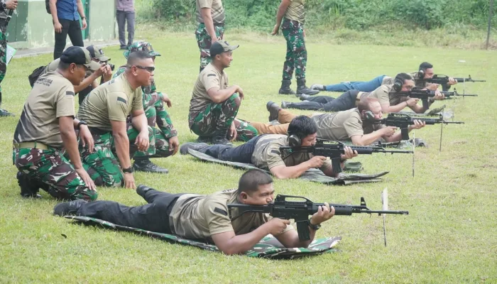 Sinergitas Forkopimda Ikuti Latihan Menembak di Yonif 407 Padmakusuma