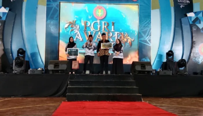 Pengukuhan Bunda Guru dan PGRI Award, Bupati Tegal Apresiasi Pengabdian dalam Mendidik