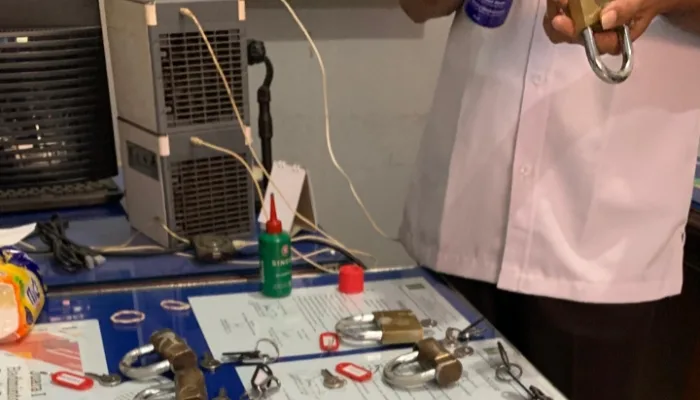 Kunci Keamanan Tetap Terjaga, Lapas Slawi Lakukan Perawatan dan Rolling Gembok Rutin