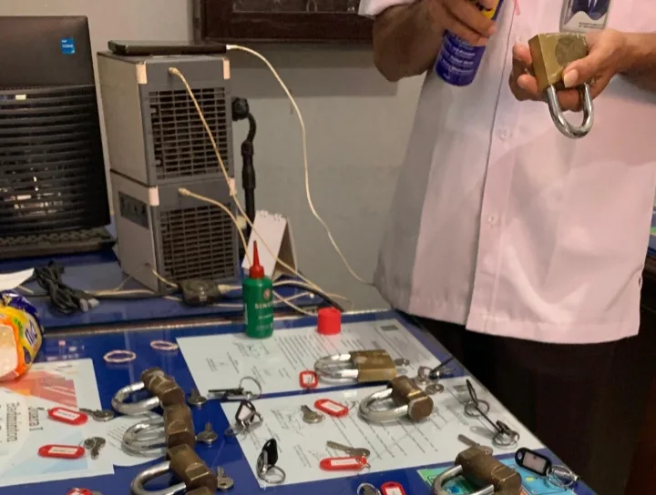 Perawatan gembok di Lapas Slawi