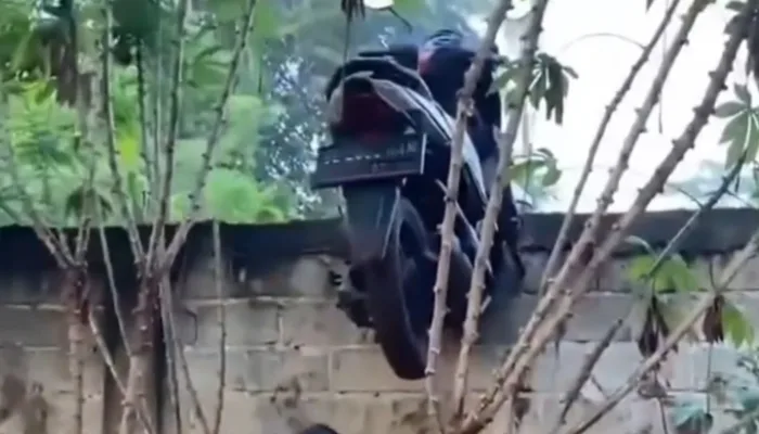 Heboh! Motor Nyangkut di Atas Pagar Beton Warga Lampung, Diduga Ulah Curanmor Gagal