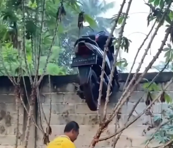 Heboh! Motor Nyangkut di Atas Pagar Beton Warga Lampung, Diduga Ulah Curanmor Gagal