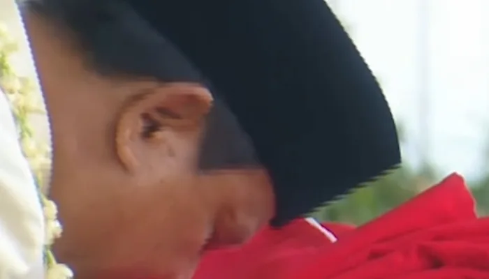 Prabowo Cium Merah Putih, Simbol Penghormatan yang Membekas di HUT ke-80 RI