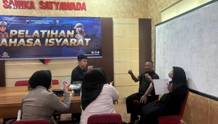 Polres Tegal Gelar Pelatihan Bahasa Isyarat, Wujudkan Layanan Publik Inklusif bagi Penyandang Disabilitas