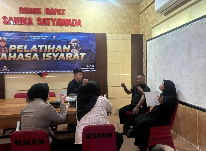 Pelatihan bahasa isyarat