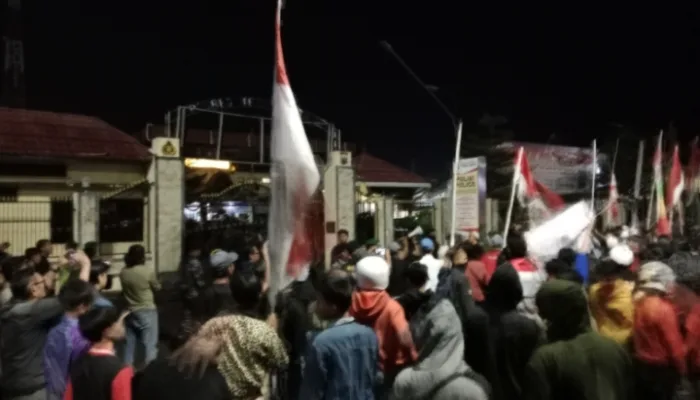 Aksi Solidaritas Berujung Ricuh, Ribuan Massa Serang Mapolres Tegal Kota dan Gedung DPRD