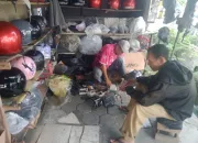 Curhat Pedagang Helm, Pembeli Lebih Suka Beli Online